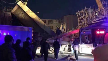 郑州一高架桥坍塌砸中公交车 造成1死8伤