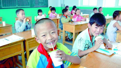 中国中小学生营养餐：人均粮食浪费接近二两
