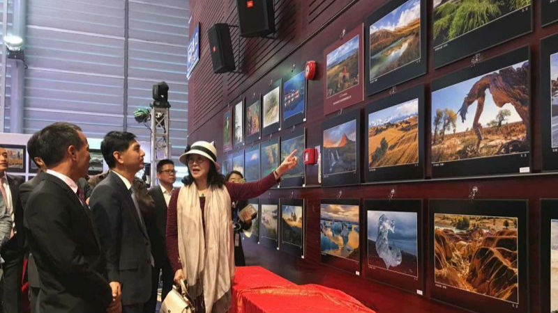 首届深圳市中小企业家公益摄影展开幕
