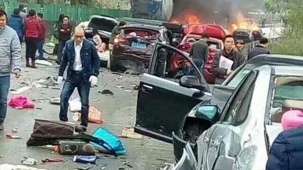 清连高速连环追尾致6死16伤 现场可单边通行