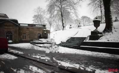 大雨暴雪侵袭英国 近万名居民需要疏散