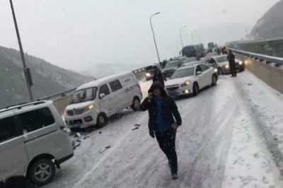 京承高速因降雪多车相撞 目前承德段全线封闭