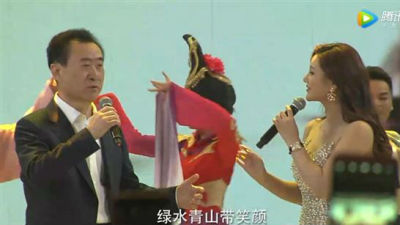 王健林又在年会上唱歌了,这次是《一无所有》