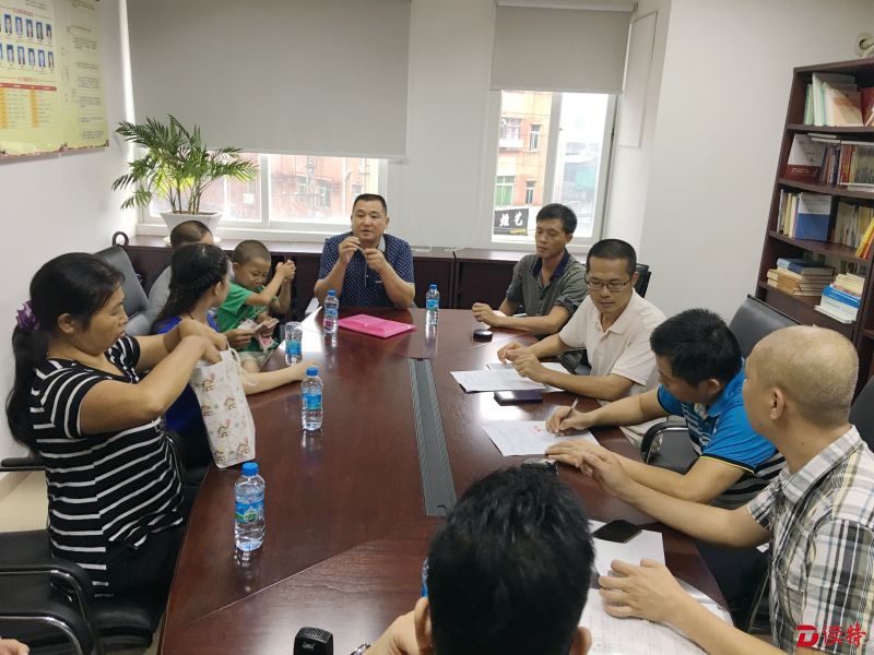 平湖街道司法所在社区调解姚某纠纷案现场