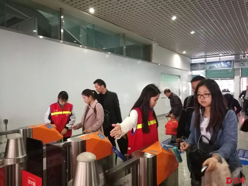 深外学生义工在深圳北站服务春运4