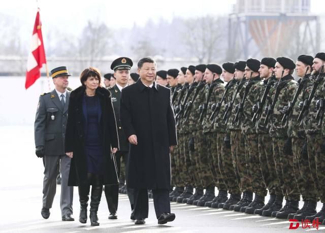 1月15日，国家主席习近平乘专机抵达苏黎世，开始对瑞士联邦进行国事访问。这是习近平在瑞士联邦主席洛伊特哈德陪同下检阅仪仗队。