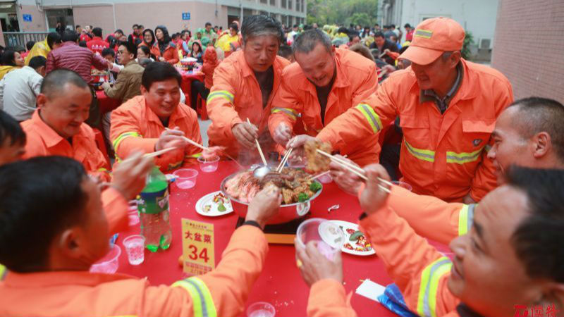 “和谐大浪“好热闹 600人同吃大盆菜