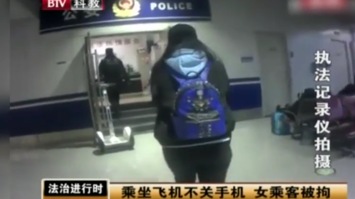 女乘客坐飞机拒绝关手机 落地后警察来了