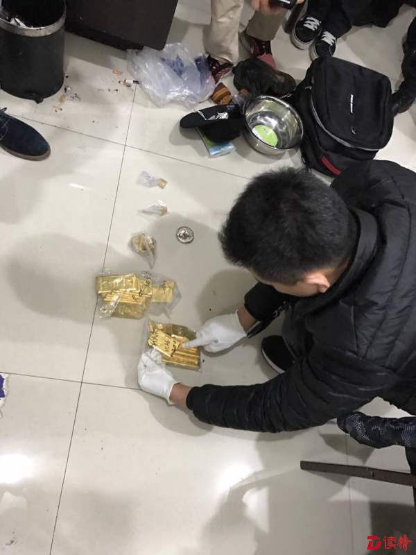 清点追缴回来的黄金