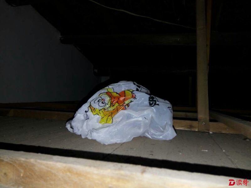 天花夹层查获装有翡翠玉石的朔胶袋