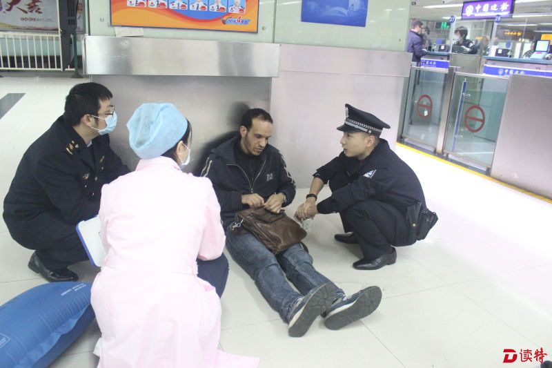 在罗湖边检民警全力救助下，旅客脱险。