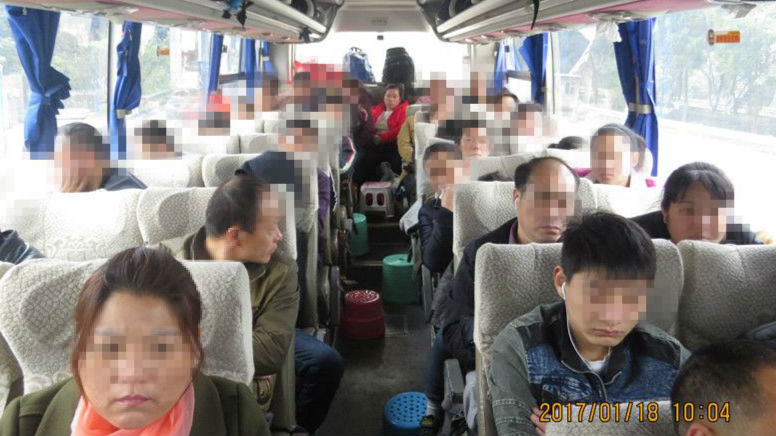 东莞交警查获首辆春运超员大客车