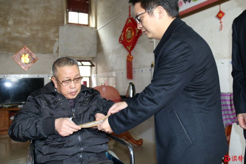 慰问工作组慰问贫困户2