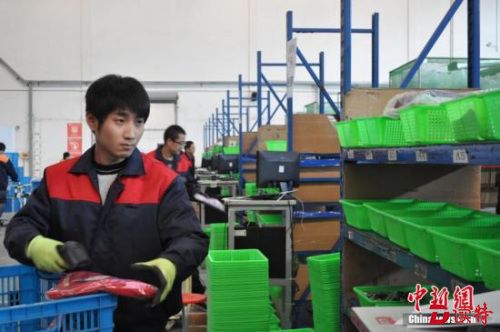 资料图：“零距离”解密移动电商发展之路，现场感受电商“双12”真实的工作状态。孙权 摄
