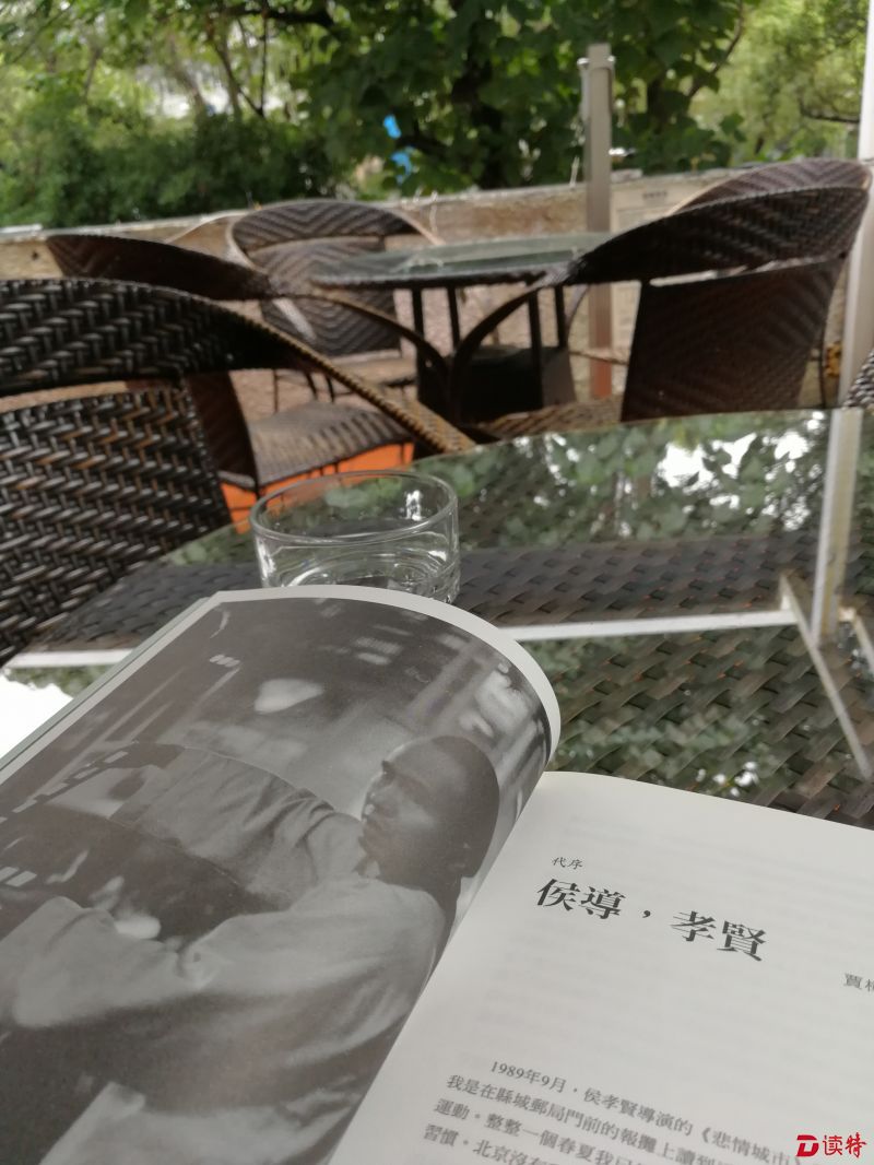 在酒廊外的露台，期待与侯导“偶遇”