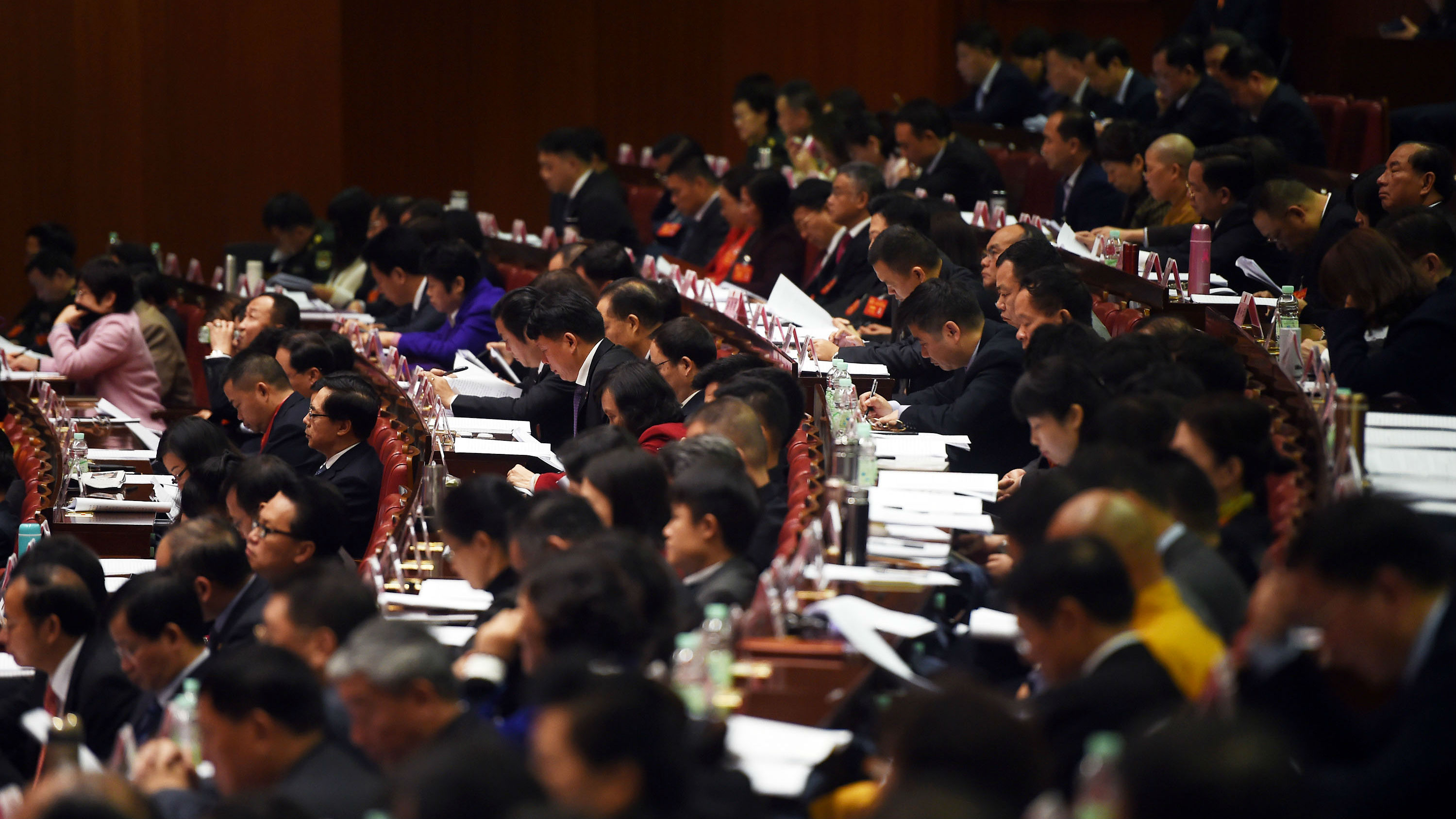 振兴实体经济 力争全年为企业减负2000亿以上