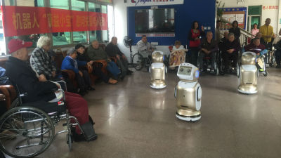 爱心组织带着机器人慰问市颐养院老人