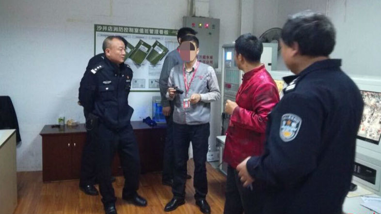 经理安排无证人员上岗  要在拘留所过年了