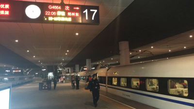 首趟春运夜班高铁从深圳北站始发