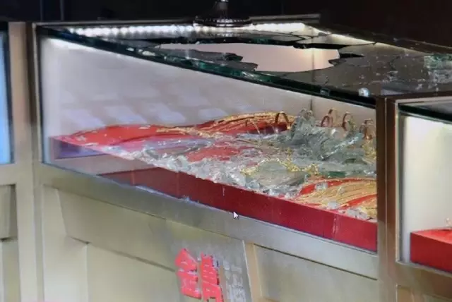 男子10秒钟抢走20万黄金 几百个监控都没拍到脸