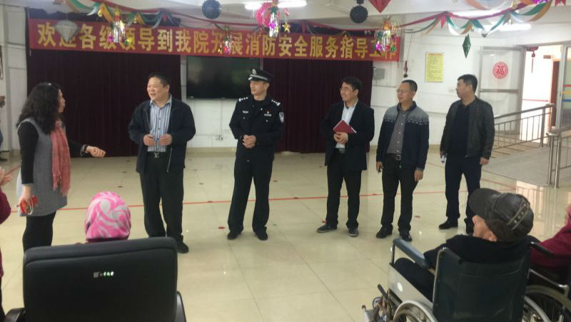 宝安消防情系敬老院 春节前慰问老人