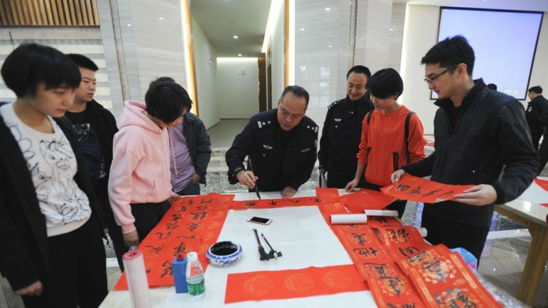 皇岗边检“小年”送春联 3小时送出600多副春联