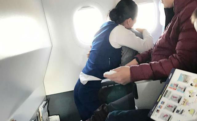 一乘客飞机上恐飞不适 空姐跪地紧紧环抱15分钟