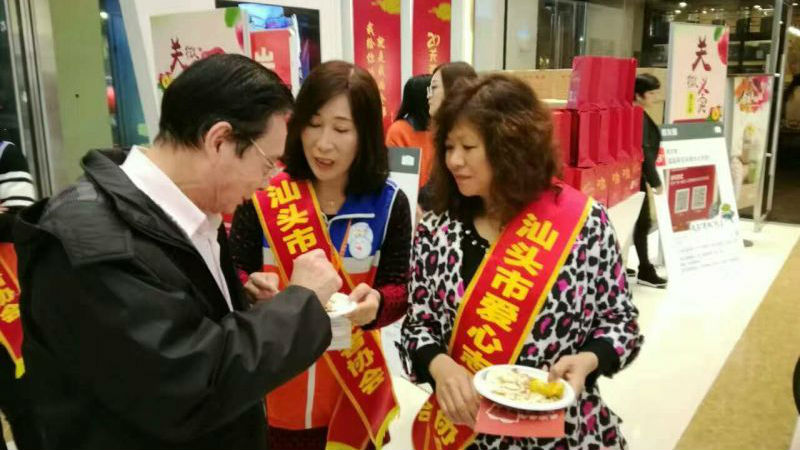 草根慈善家遭遇困境  汕头全城助“关微”
