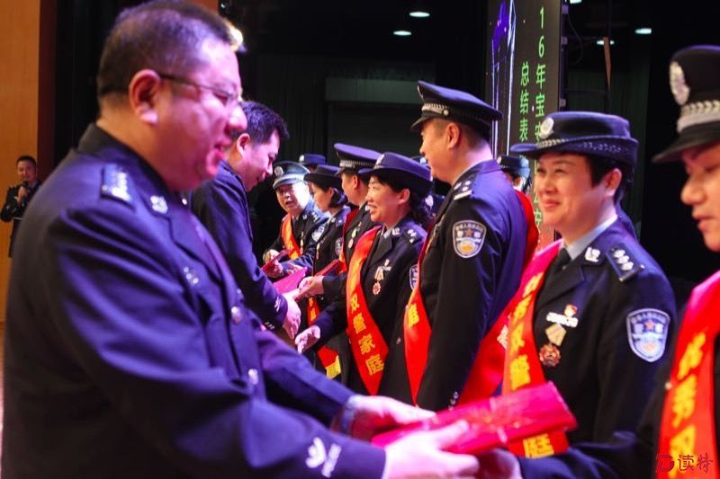 宝安公安分局领导为受到表彰的民警颁奖