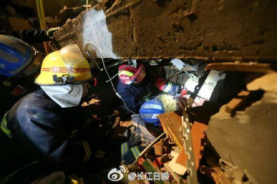 湖北南漳山体滑坡|被困14人中已解救5人