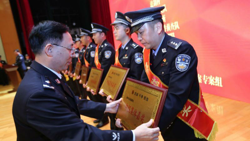 好警察好警嫂戴上红缎带 新警车威风亮相