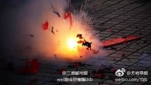 乔迁新居放鞭炮 结果烧了一百万