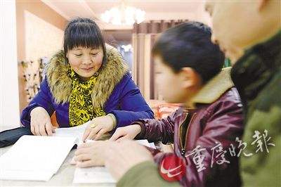 姑姑在和小勇交流寒假学习计划。