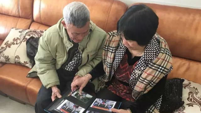 敲锣打鼓送喜报,西乡两战士获评“优秀士官”
