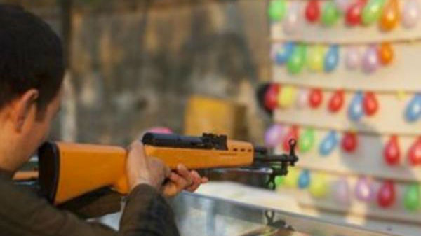 天津大妈摆气球射击摊获刑一案26日二审