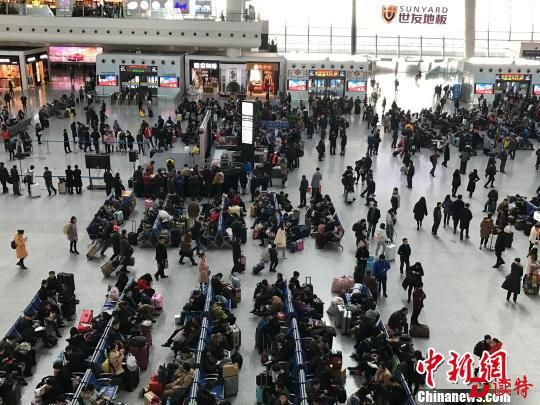 春运期间的杭州火车东站。施佳秀 摄