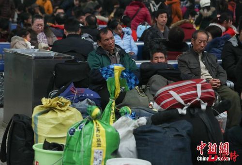 1月16日，武汉汉口火车站候车大厅里，等待进站上车的乘客进入了梦乡。中新社记者 张畅 摄