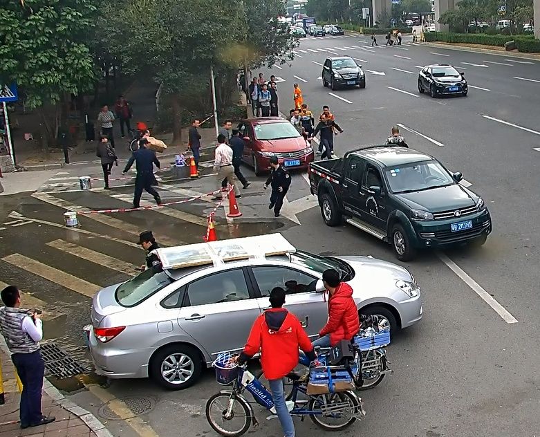 嚣张！高速路上“黑大巴”司机暴力抗法