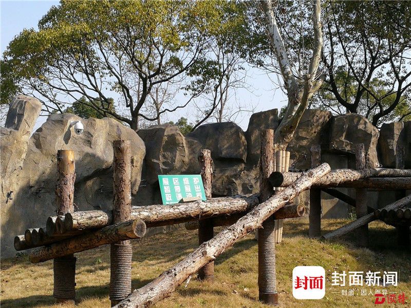 如今园内竖了一块“展区维护暂停展出敬请谅解”的牌子。