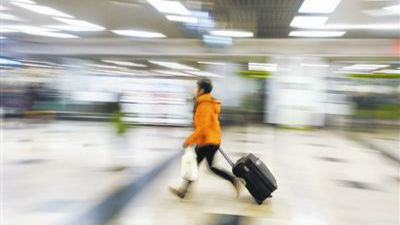 别大意！民警车站测试偷行李，八成人中招