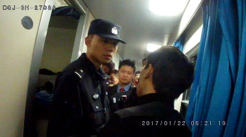 24日配图：民警在车厢连接处将盗贼抓获