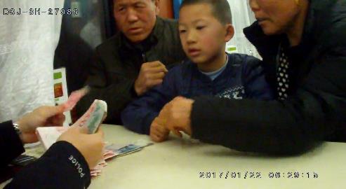 24日配图：小姚及其爷爷奶奶配合民警调查