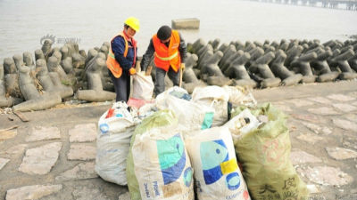 “12·18”长江倾倒垃圾污染环境案6名嫌犯被捕