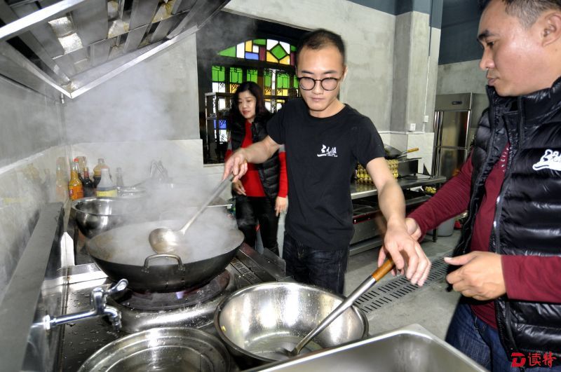 虽然是免费饭堂，但饭菜的制作一点也不马虎 袁笙 摄