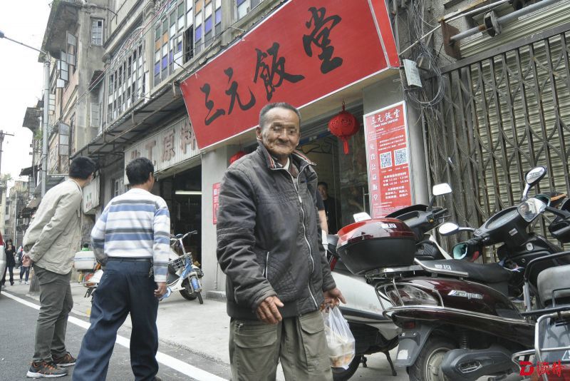 困难市民免费领取饭盒 袁笙 摄