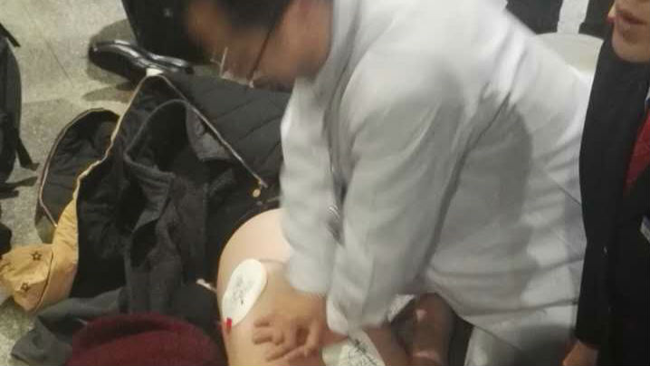 龙岗这位医生了得 紧急关头救人一命