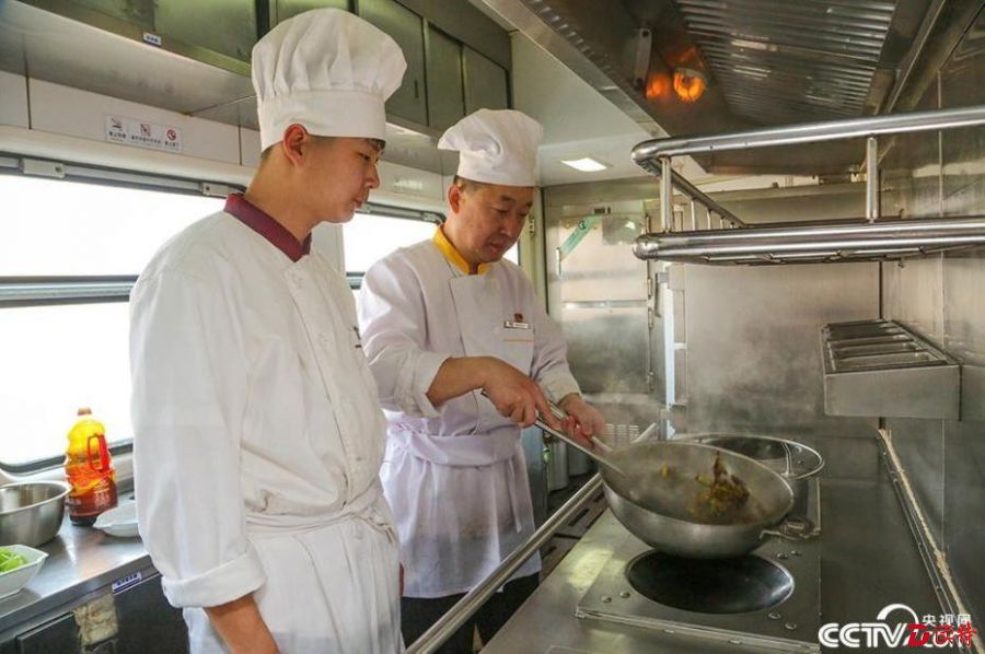 探秘春运列车后厨:洗碗洗到手麻