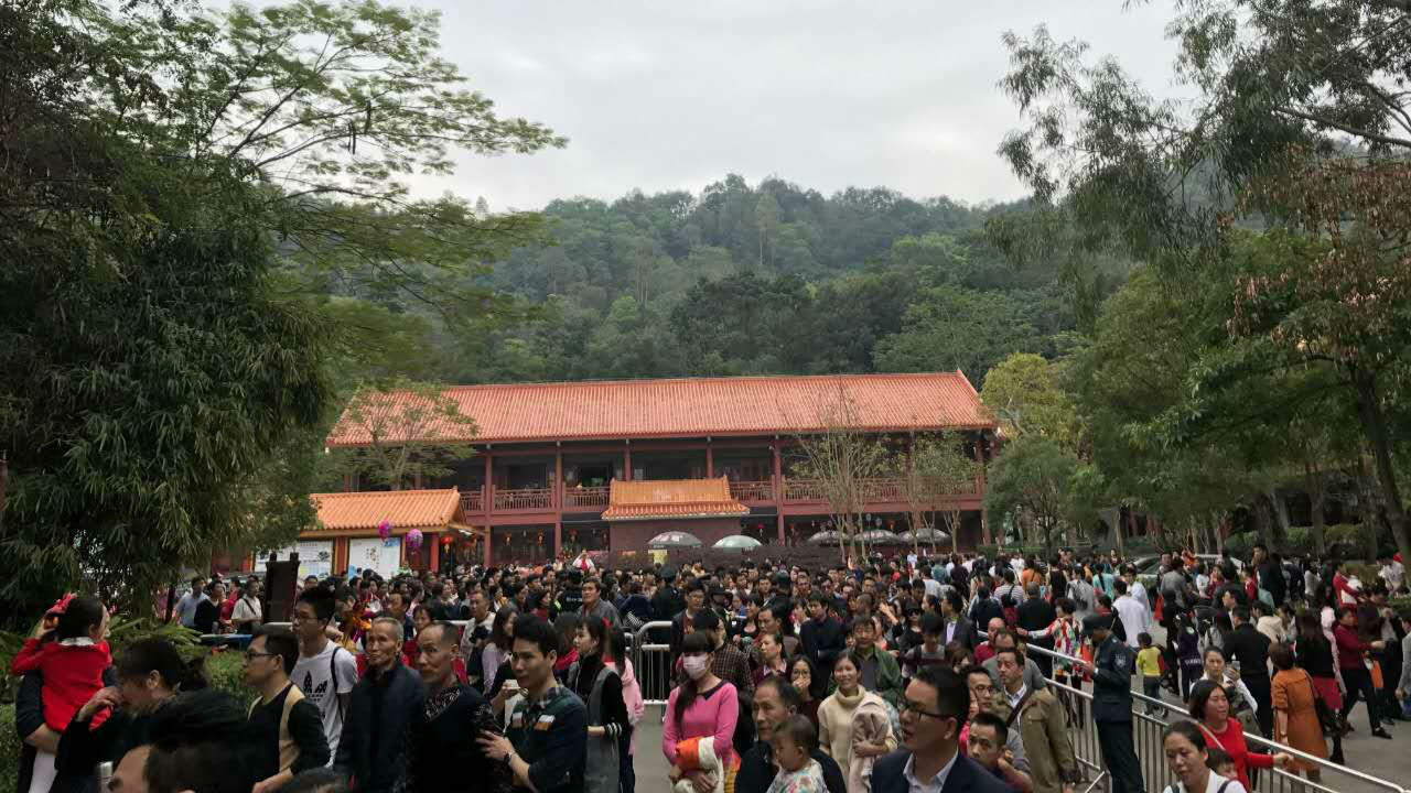深圳景区人潮密集 交警提醒避开出行高峰