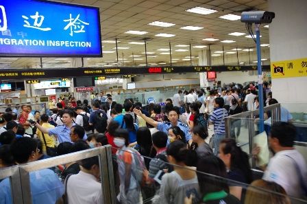 深港澳一家亲 三大口岸迎来港澳居民入境高峰