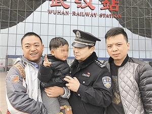 被解救的孩子和亲人、民警在一起。